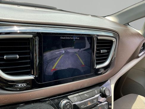 Used 2019 Chrysler Pacifica Touring Plus FWD image 14
