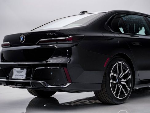 Used 2025 BMW 740i xDrive image 12