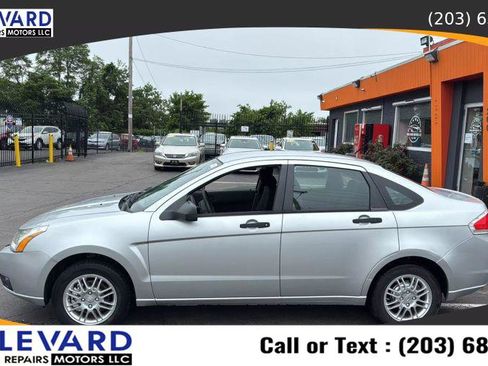 Used 2010 Ford Focus SE image 4