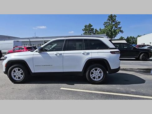 Used 2023 Jeep Grand Cherokee Laredo w/ Luxury Tech Group I AWD/4WD image 28