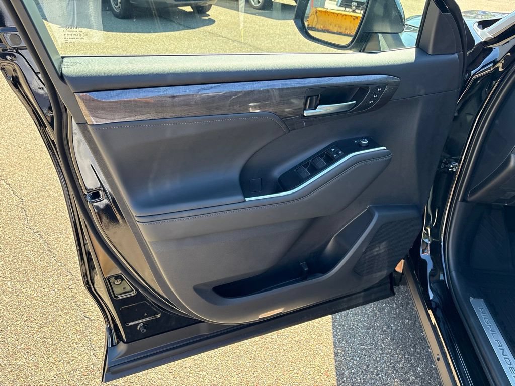 Certified 2026 Toyota Highlander Limited AWD/4WD image 12