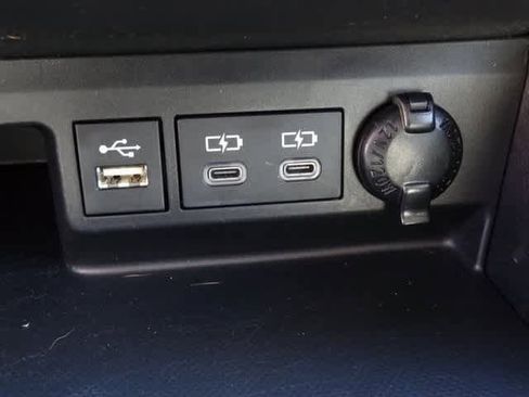 Used 2023 Toyota Highlander Bronze Edition image 10