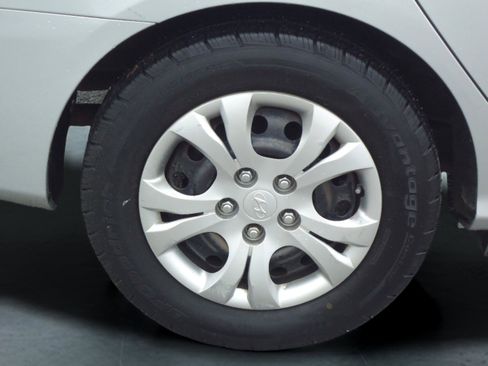 Used 2010 Hyundai Elantra GLS FWD image 9