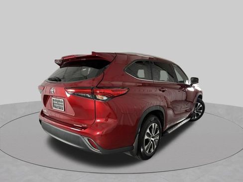 Used 2022 Toyota Highlander XLE FWD image 7