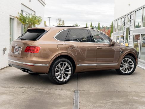 Used 2017 Bentley Bentayga image 7