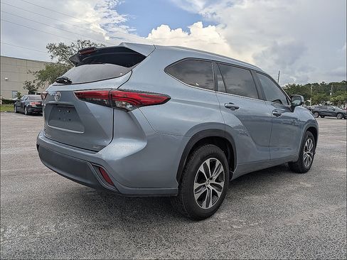 Used 2023 Toyota Highlander XLE FWD image 8