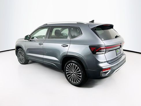 Used 2025 Volkswagen Taos SE FWD image 5