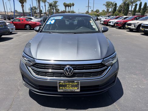Used 2024 Volkswagen Jetta SE FWD image 3