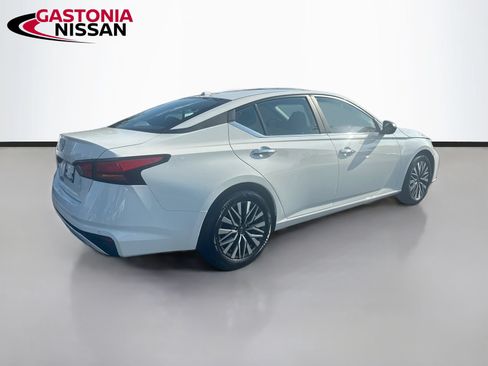 Used 2025 Nissan Altima 2.5 SV FWD image 9