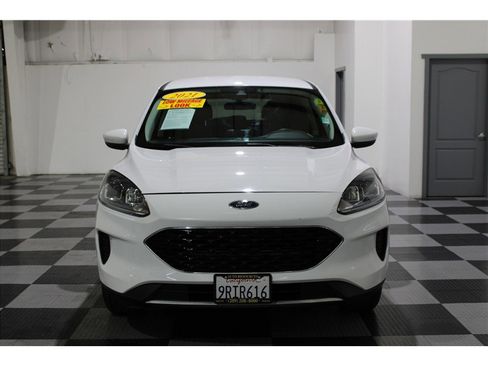 Used 2021 Ford Escape SE image 2