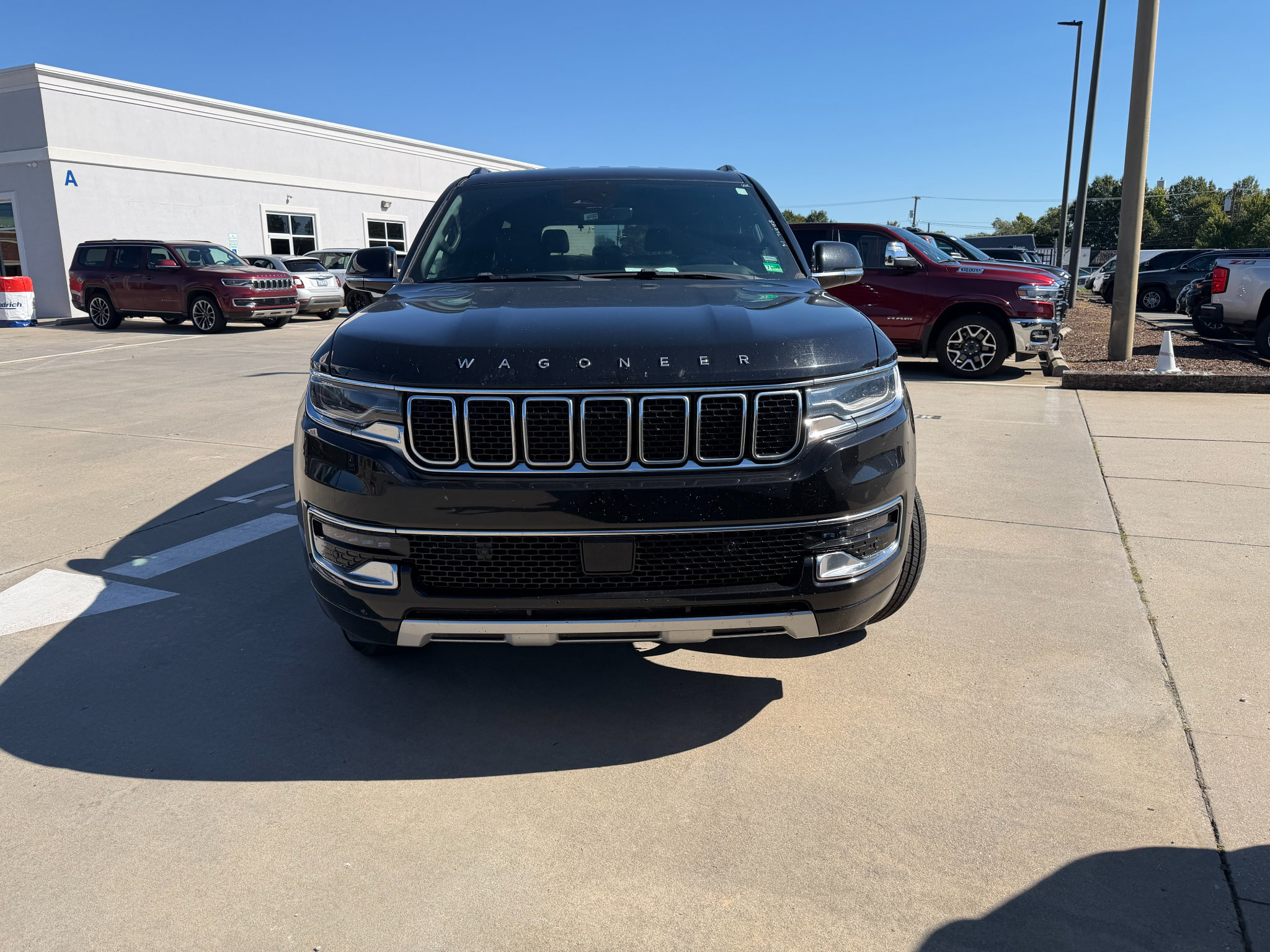Certified 2024 Jeep Wagoneer Series II w/ Flexible Seating Group AWD/4WD image 9