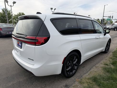 Used 2025 Chrysler Pacifica Limited FWD image 5