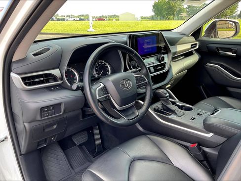 Used 2023 Toyota Highlander XLE FWD image 28