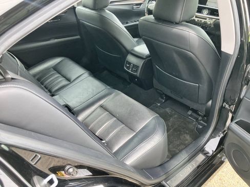 Used 2016 Lexus ES 300h w/ Luxury Package w/Wood Trim FWD image 26