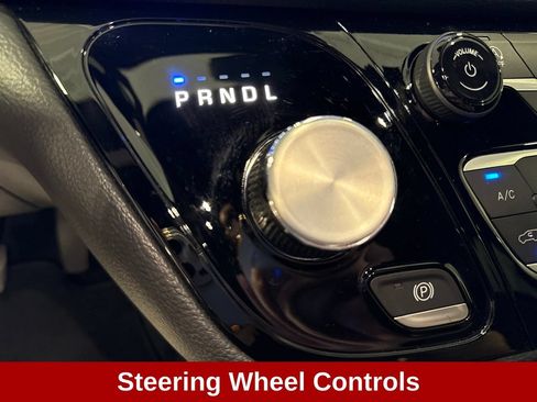 Used 2025 Chrysler Pacifica Select FWD image 16