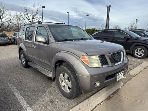 Used 2006 Nissan Pathfinder SE w/ (P01) Se Premium Pkg image 4