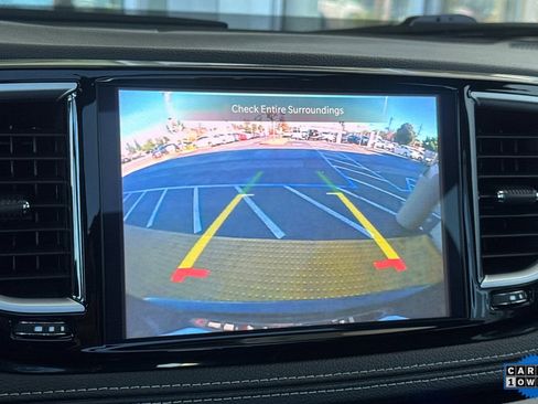 Used 2025 Chrysler Pacifica Limited image 23