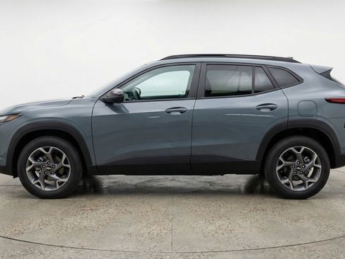 Used 2025 Chevrolet Trax LT w/ LT Convenience Package image 5
