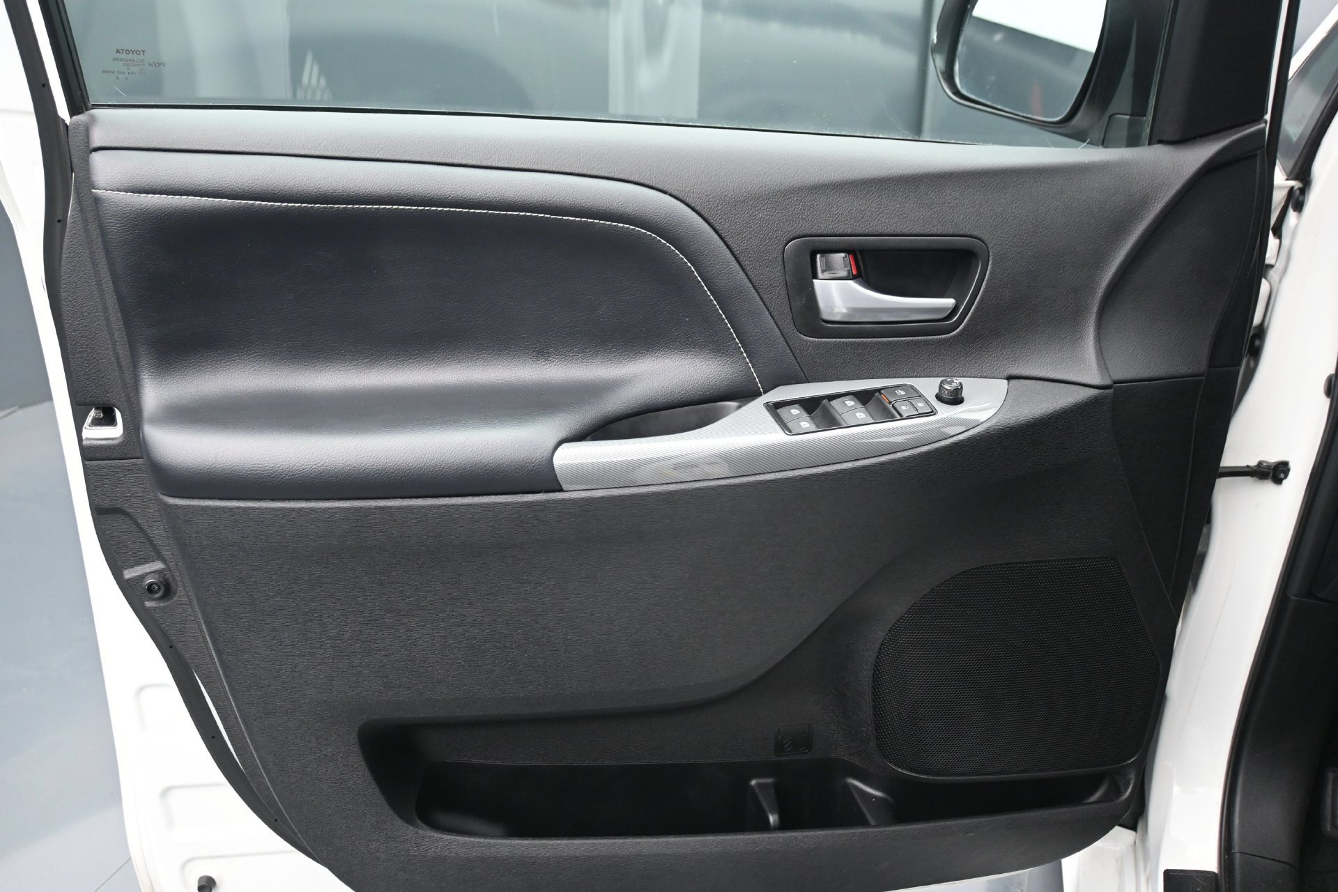 Used 2017 Toyota Sienna SE w/ SE Preferred Package FWD image 19