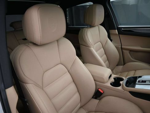 Certified 2025 Porsche Macan AWD/4WD image 31