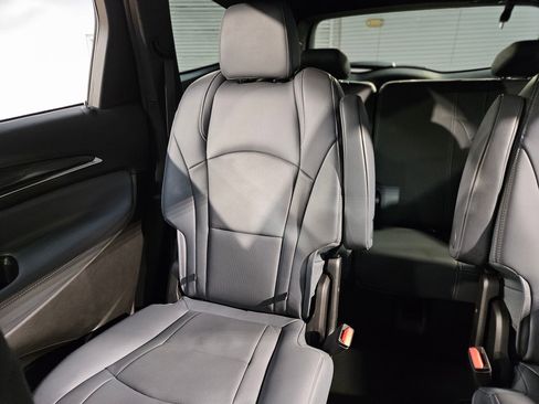 Used 2024 Buick Enclave Premium image 12