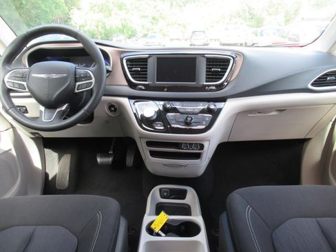 Certified 2022 Chrysler Voyager LX FWD image 12