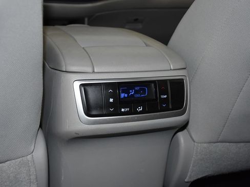 Used 2017 Toyota Highlander LE FWD image 25