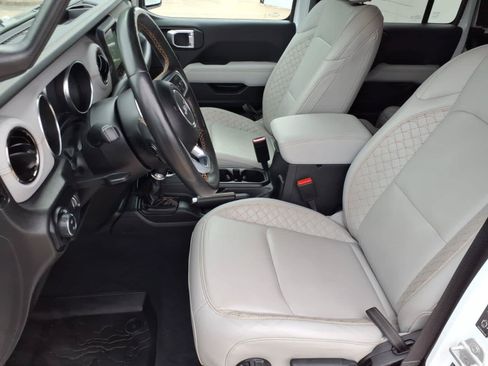 Used 2023 Jeep Gladiator Overland AWD/4WD image 2