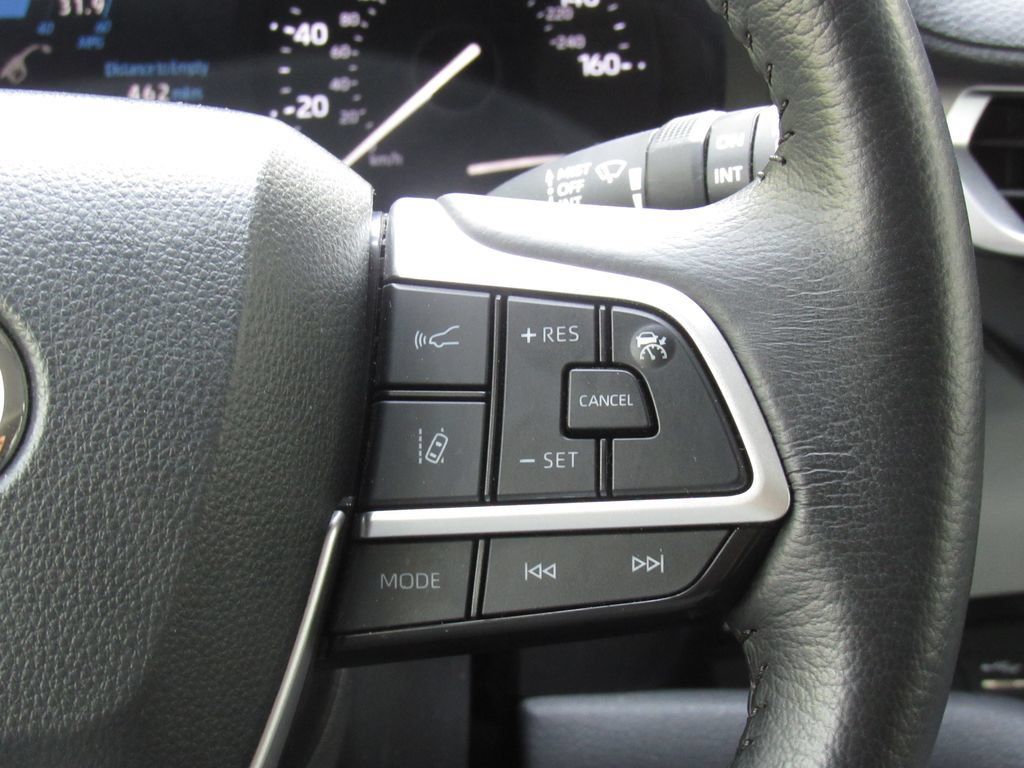 Certified 2025 Toyota Sienna XLE FWD image 29