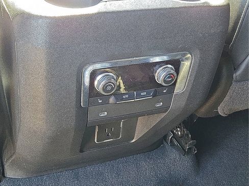 Used 2022 GMC Yukon SLT w/ SLT Premium Package image 18