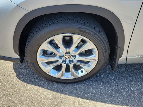 Used 2024 Toyota Highlander Limited AWD/4WD image 39