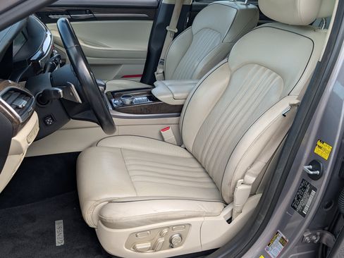 Used 2018 Genesis G90 3.3T Premium RWD image 15