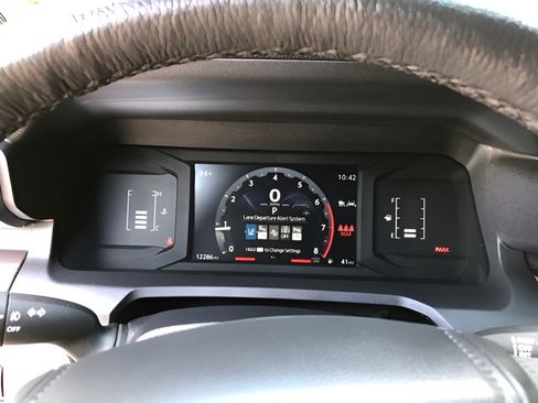 Certified 2025 Toyota Tacoma SR5 AWD/4WD image 14