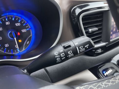 Used 2023 Chrysler Voyager LX image 32