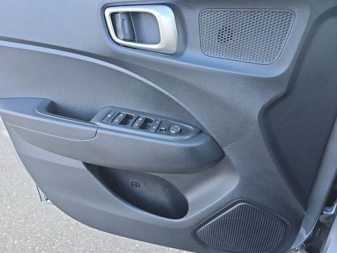 Used 2024 Hyundai Venue SE image 32