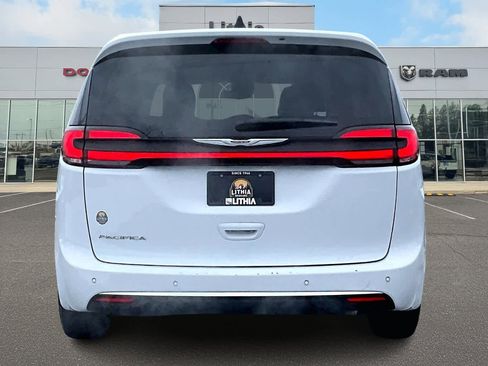 Used 2024 Chrysler Pacifica Touring-L image 5