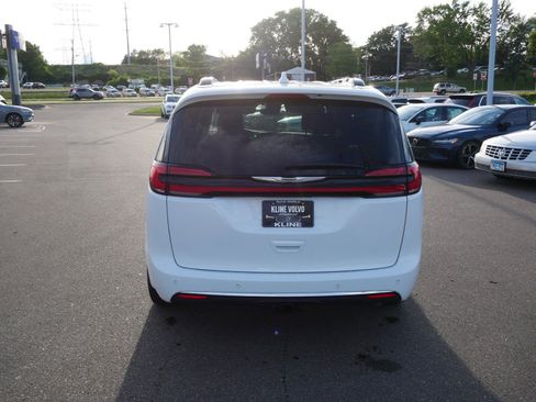 Used 2022 Chrysler Pacifica Limited w/ Uconnect Theater Family Group AWD/4WD image 6