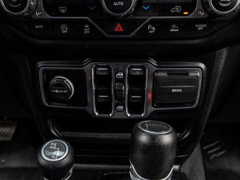 Used 2020 Jeep Gladiator Overland image 25