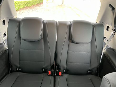 Used 2025 Mercedes-Benz GLS 450 4MATIC w/ AMG Line Exterior image 33