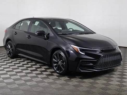 Used 2025 Toyota Corolla SE FWD image 2