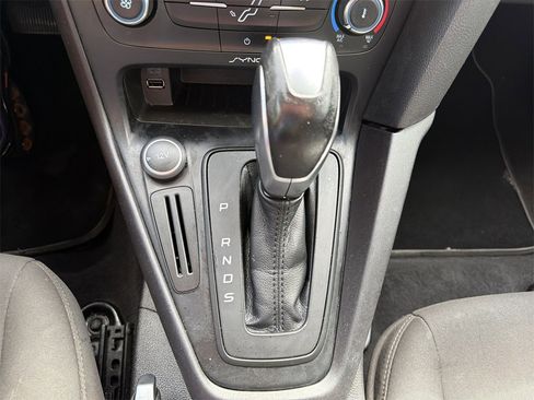 Used 2016 Ford Focus SE w/ SE Sport Package image 29