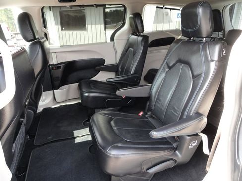 Used 2021 Chrysler Pacifica Touring-L image 9