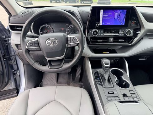 Used 2023 Toyota Highlander XLE AWD/4WD image 2