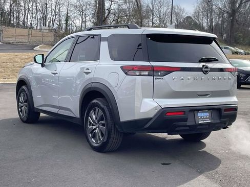 Used 2025 Nissan Pathfinder SV image 5