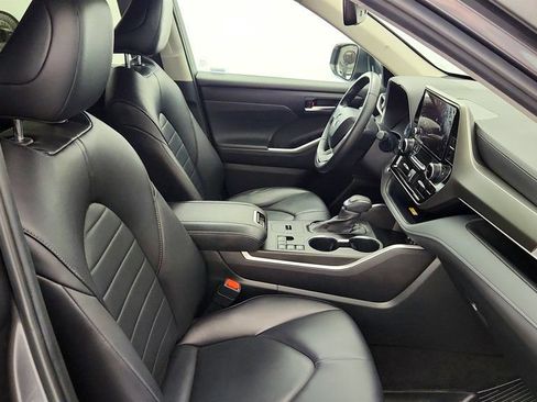 Used 2024 Toyota Highlander XLE AWD/4WD image 25