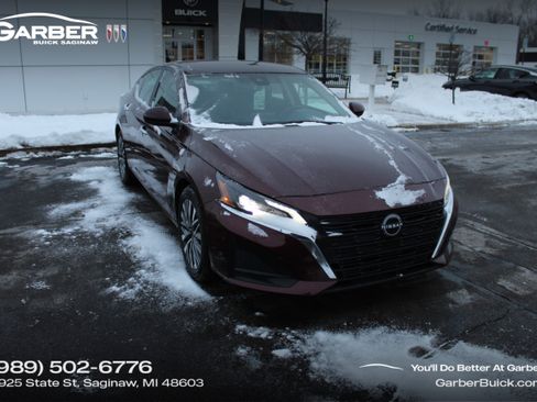 Used 2024 Nissan Altima 2.5 SV image 1