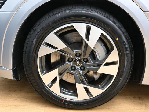 Used 2022 Audi e-tron Premium Plus w/ Premium Plus Package AWD/4WD image 12
