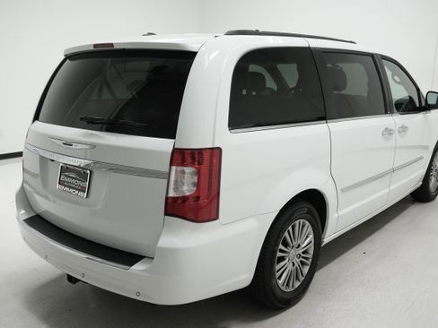 Used 2014 Chrysler Town & Country Touring-L w/ Driver Convenience Group image 3