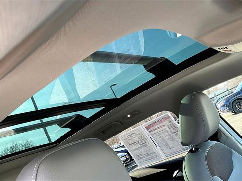 Used 2022 Volkswagen Taos SE w/ Panoramic Sunroof Package image 21