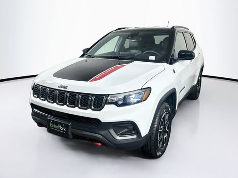 Used 2025 Jeep Compass Trailhawk AWD/4WD image 3